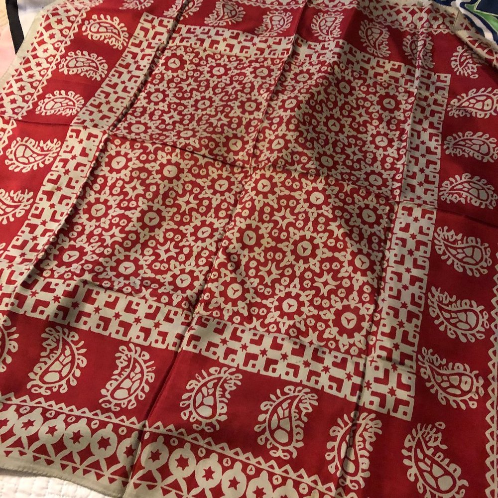 Pre-Owned-VERA PELLE 100% Silk Scarf